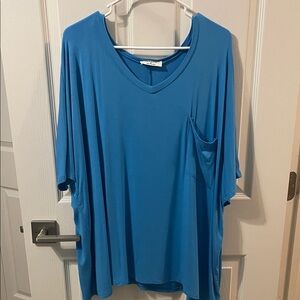 Zenana Outfitters Raised Rib Short Sleeve Hi-Low V-Neck Top NWOT